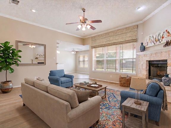 3rd image of 6025 Lyndhurst Dr
