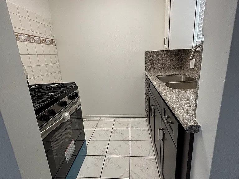 870 La Mesa St — Photo 9