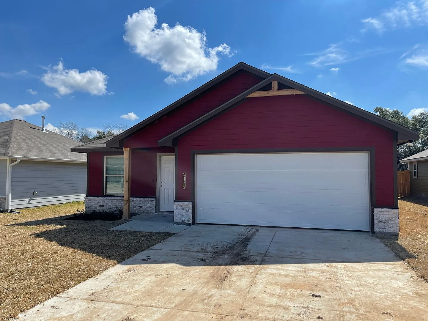 Bryan -3 bedroom / 2 bath / 2 car garage / Large fenced in back yard. — Photo 2