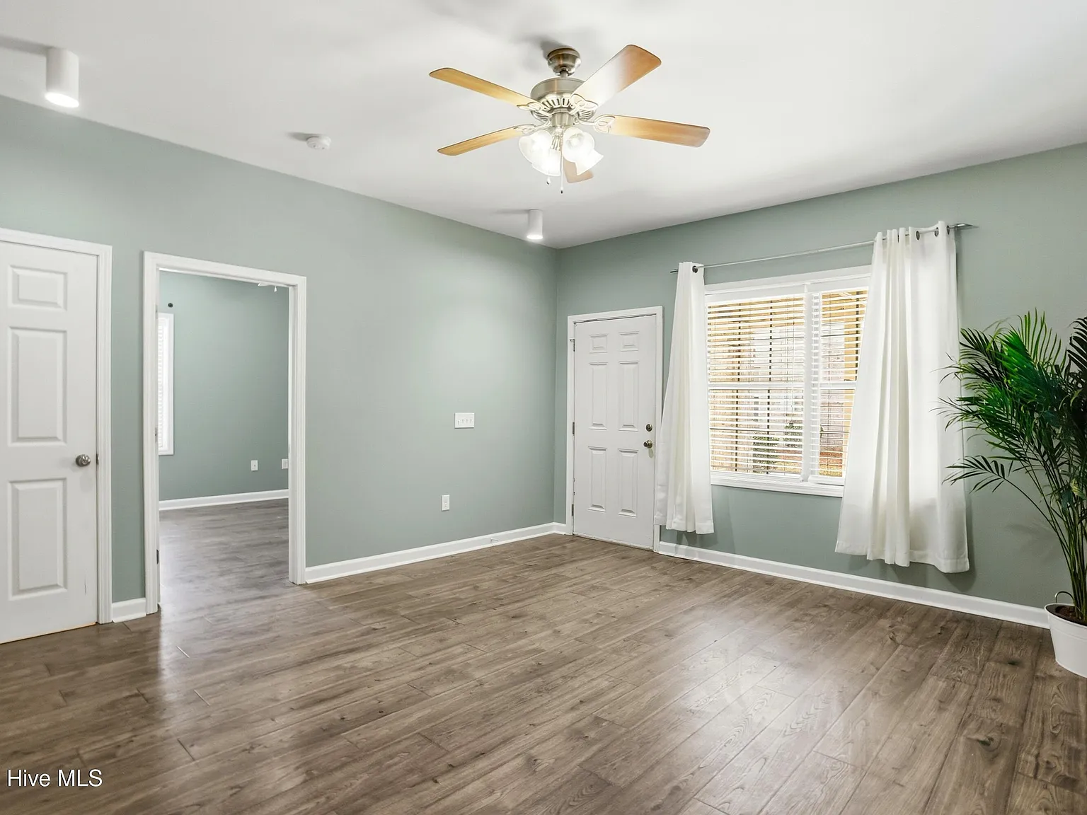2 bed, 2.0 bath, 891 sqft, $1,600 — Photo 4