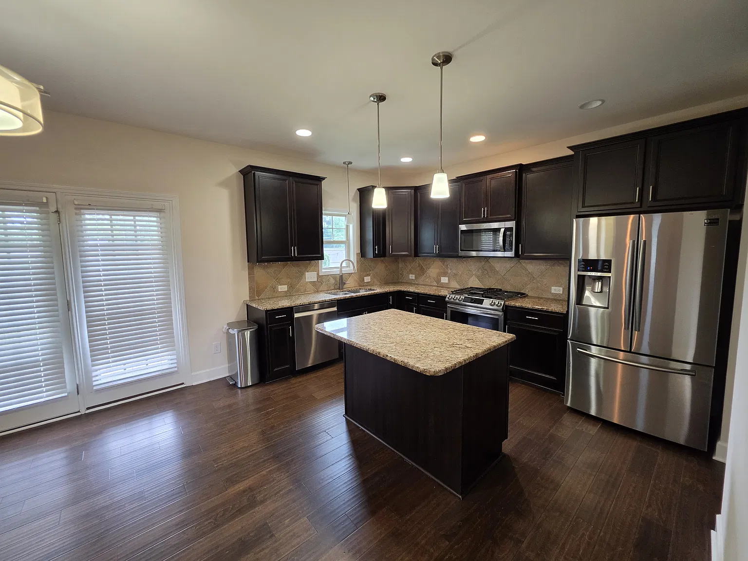 4 bed, 2.5 bath, 2795 sqft, $2,375 — Photo 2