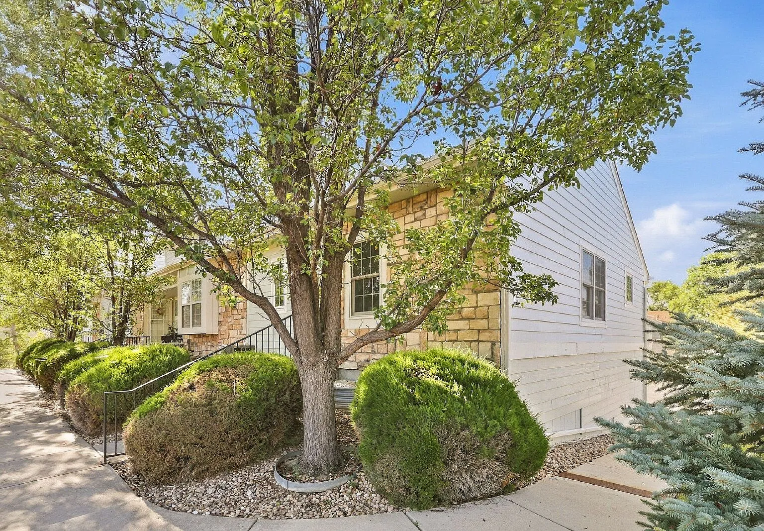 2 bed, 2.0 bath, 1311 sqft, $2,350 — Photo 2