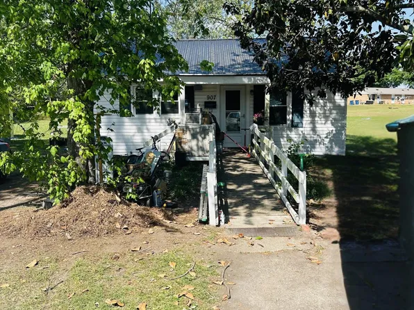 907 E Harnett St, Dunn, NC 28334
