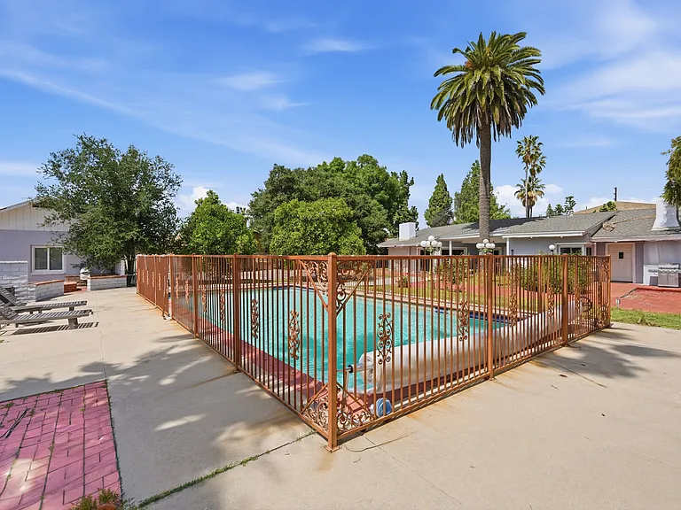 8647 Corbin Ave — Photo 30
