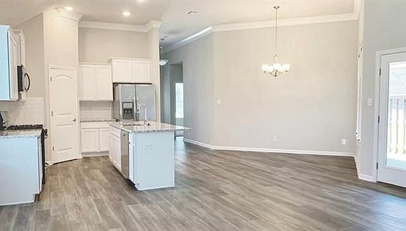 3rd image of 479 Lakeshore Vlg E