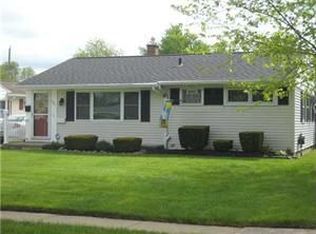 121 Meadow Lea Dr, Amherst, NY 14226