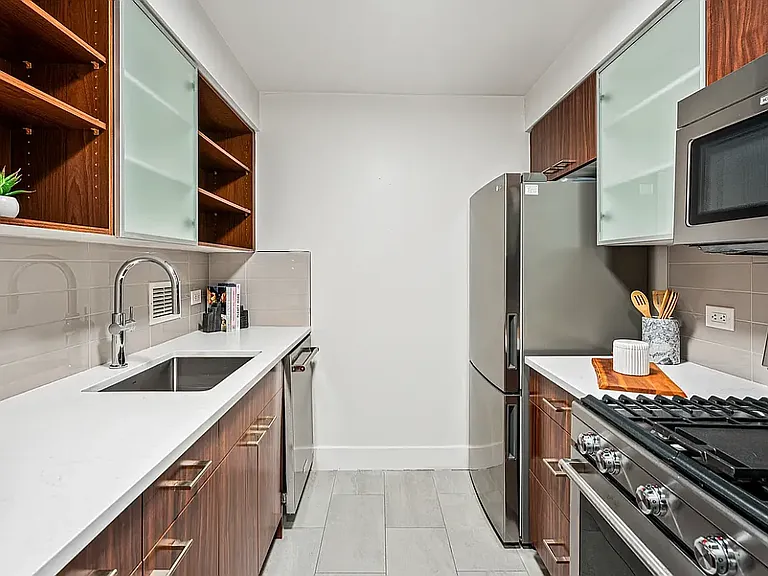 130 W 15th St #3B — Photo 2