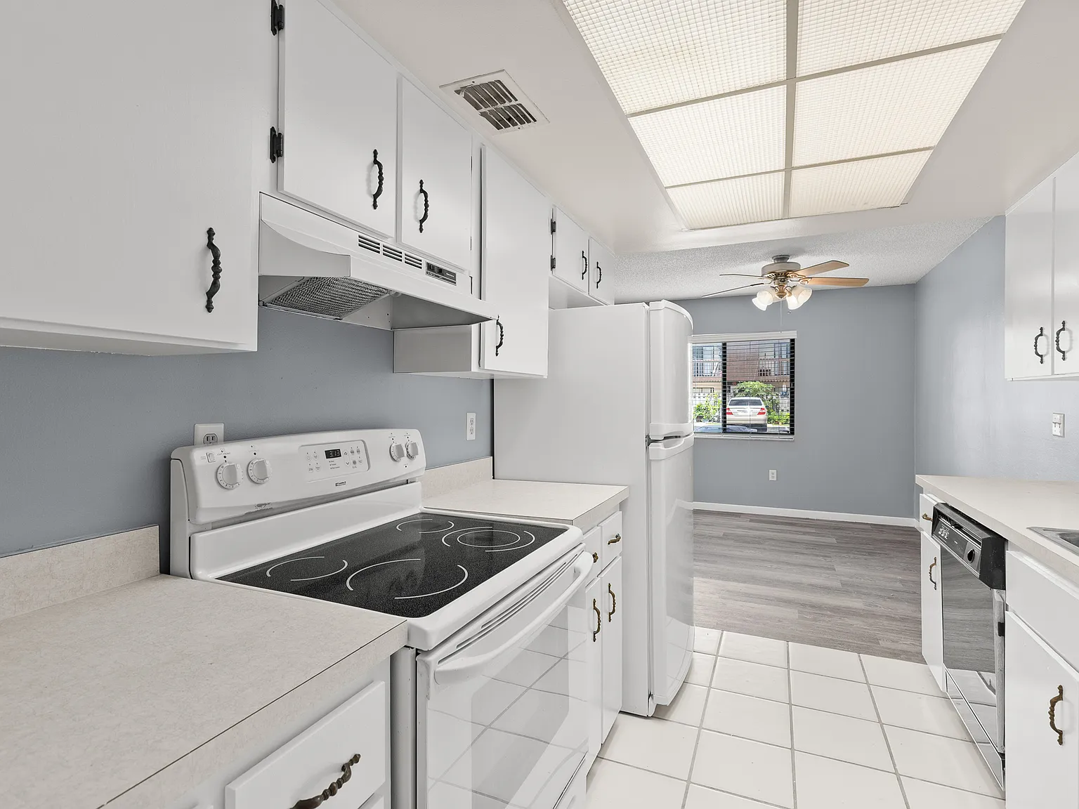 3 bed, 1350 sqft, $1,999 — Photo 4