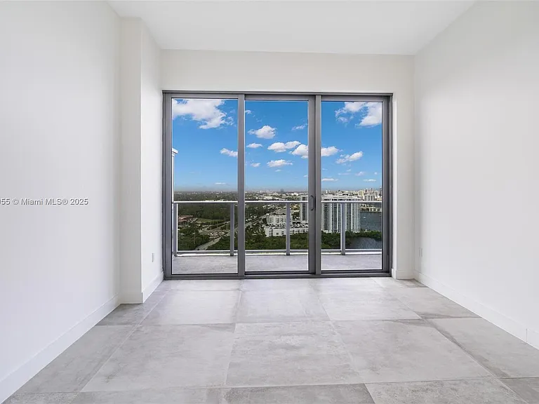 16385 Biscayne Blvd #4 — Photo 32