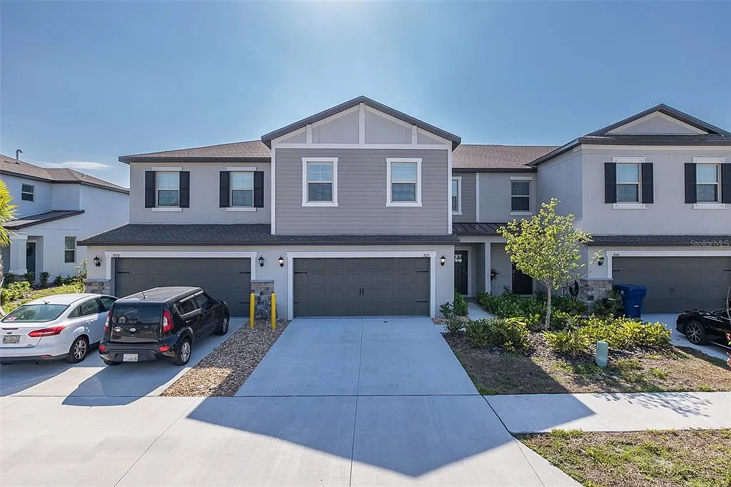 3 bed, 2.5 bath, 2319 sqft, $3,500 — Photo 2