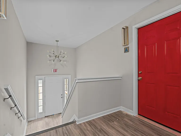 1302 E King St — Photo 8