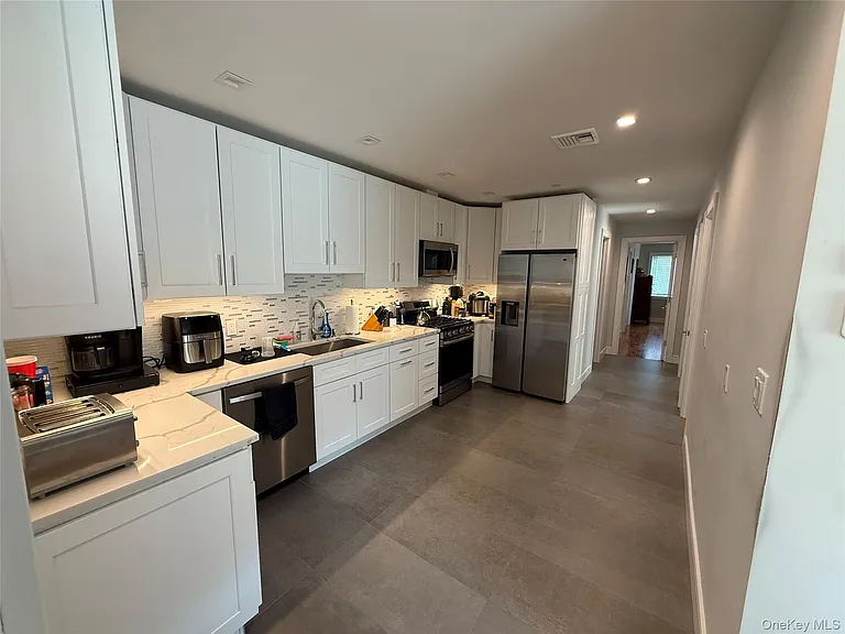 648 E Broadway — Photo 6