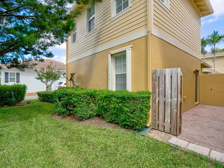 158 W Thatch Palm Cir — Photo 18