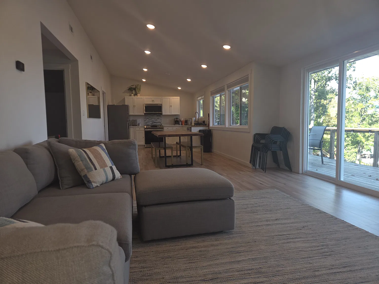 550 Lakeshore Dr S — Photo 3