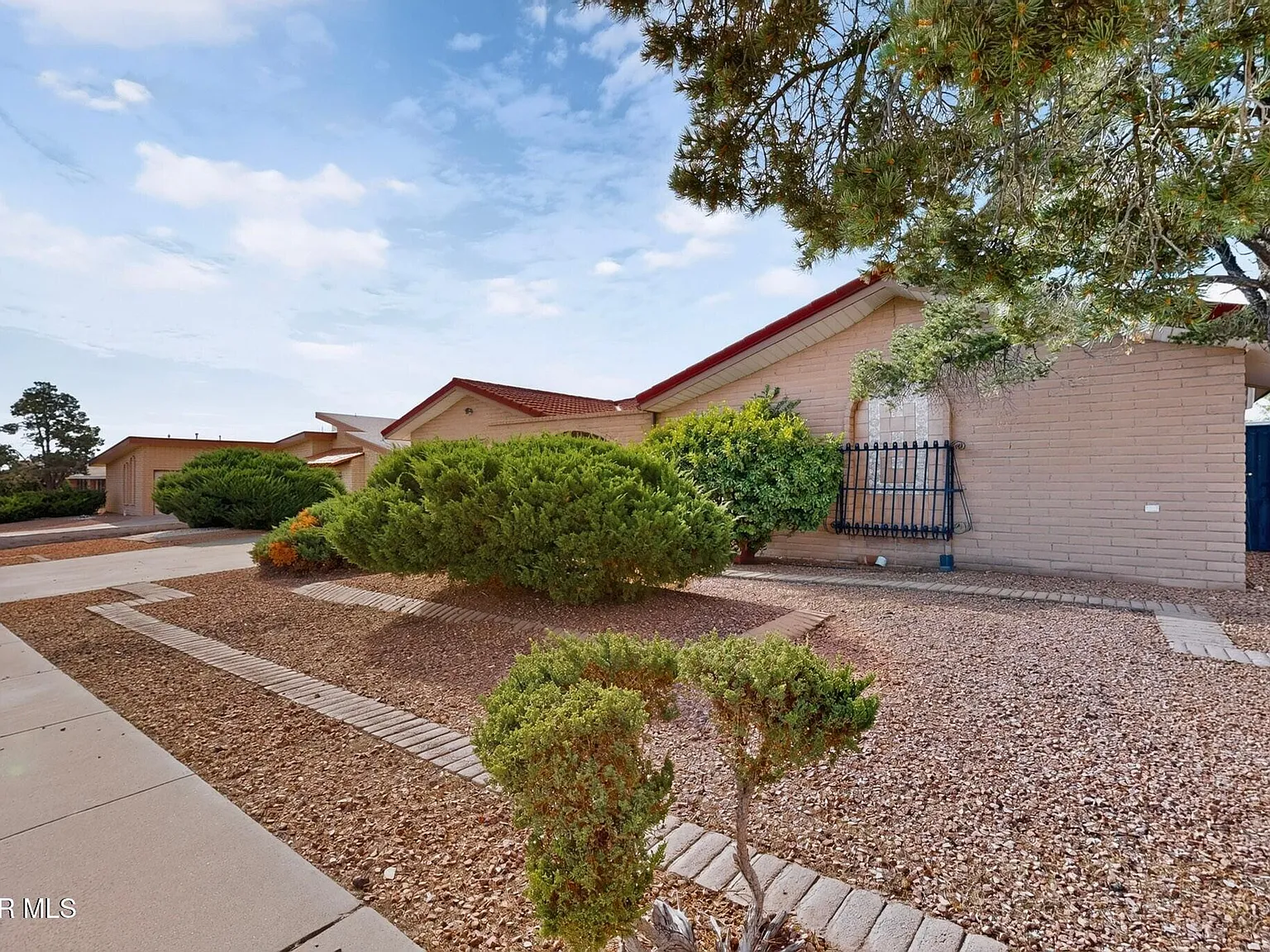 3 bed, 2.0 bath, 2267 sqft, $2,050 — Photo 3
