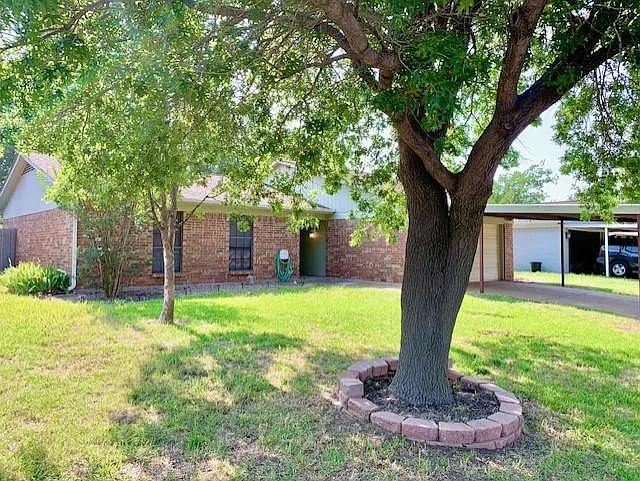 1301 N Knowles Dr — Photo 2