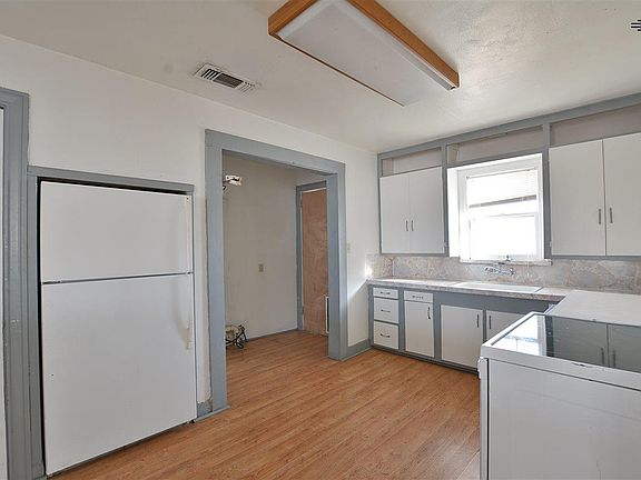 5th image of 901 S Avenue A