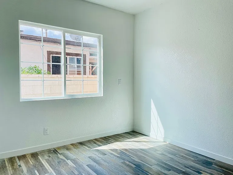 846 S Baker St — Photo 2