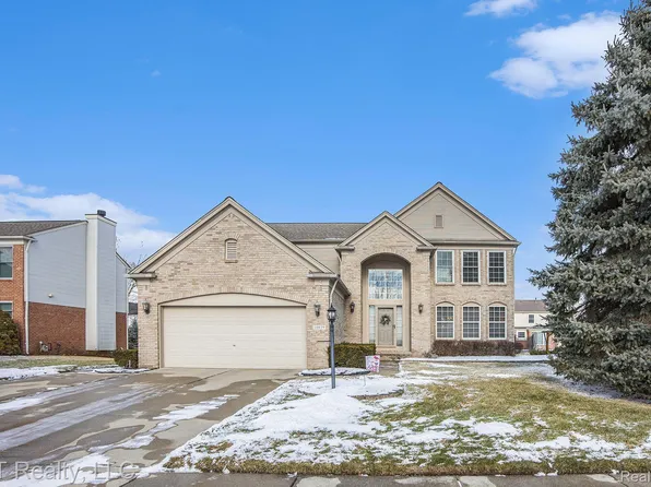 18039 Crystal River Dr, Macomb, MI 48042