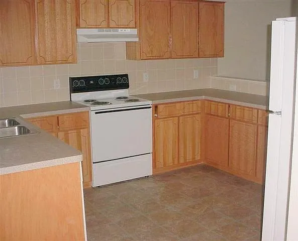 3 bed, 1150 sqft, $795 — Photo 2