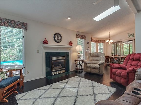 4th image of 19 Dumfries Dr