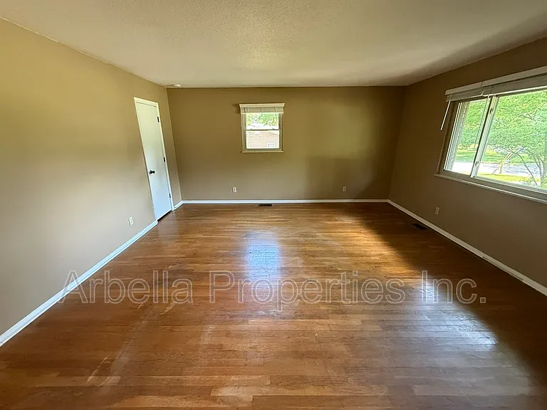 2708 Granbrook Dr — Photo 4