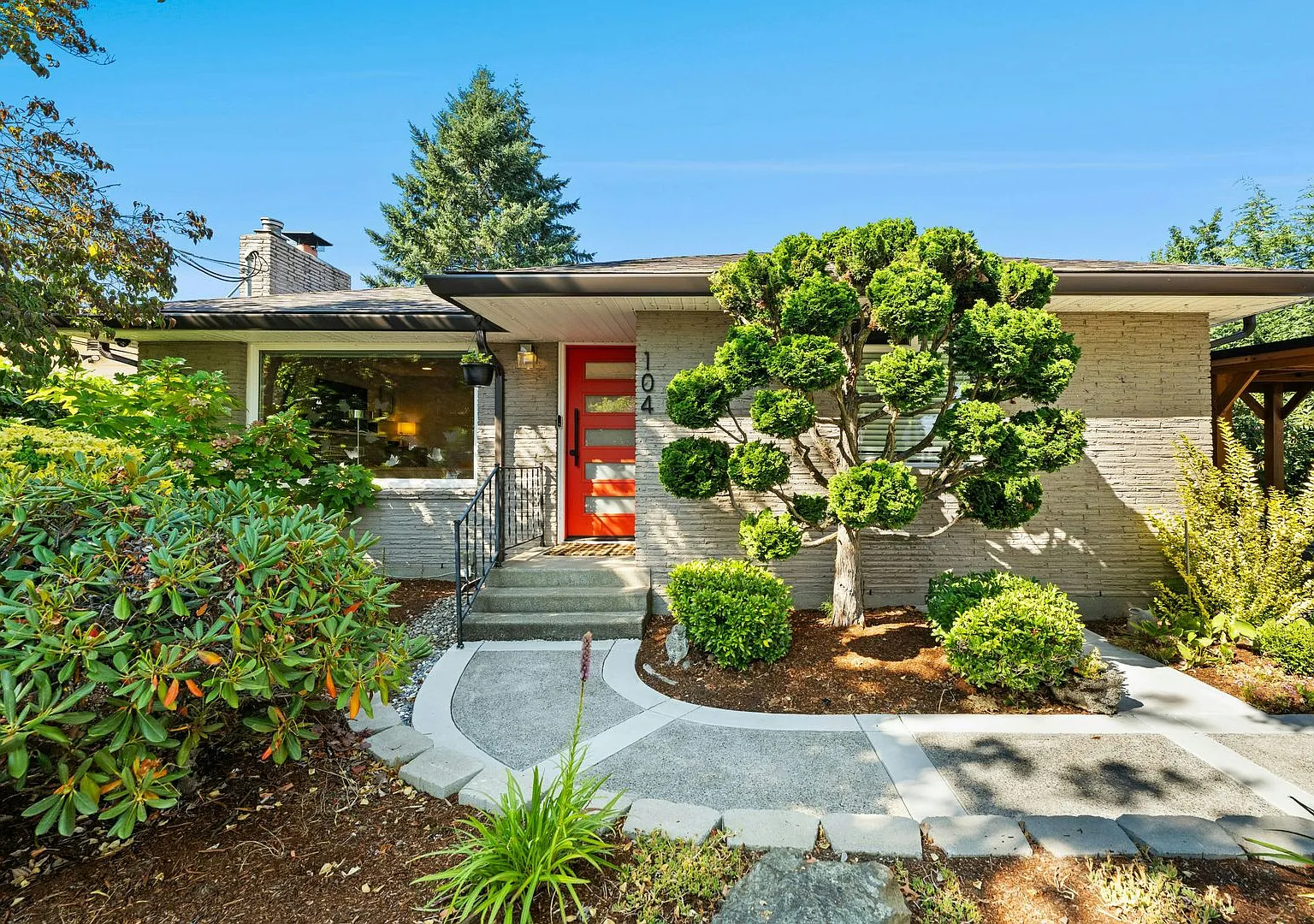 Beautiful Mid-Century Burien Home available for lease — Photo 1