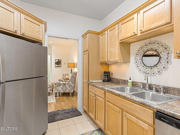 5th image of 143 Manhattan Ave