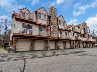 14 Woods Edge Dr, Succasunna, NJ 07876