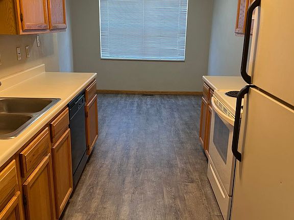 5th image of 11702 Parkway Dr #11708