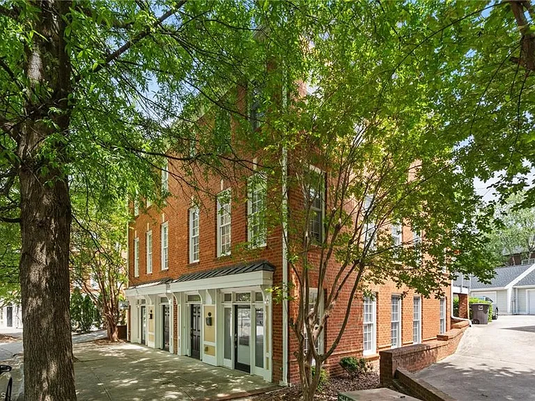 217 E Lewis St — Photo 3