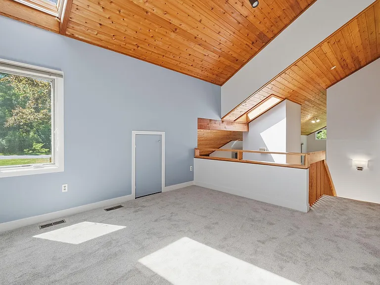 882 Coachway — Photo 17