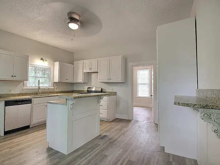 815 Eckart St — Photo 3