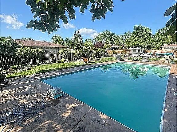 5th image of 7400 Roselake Dr