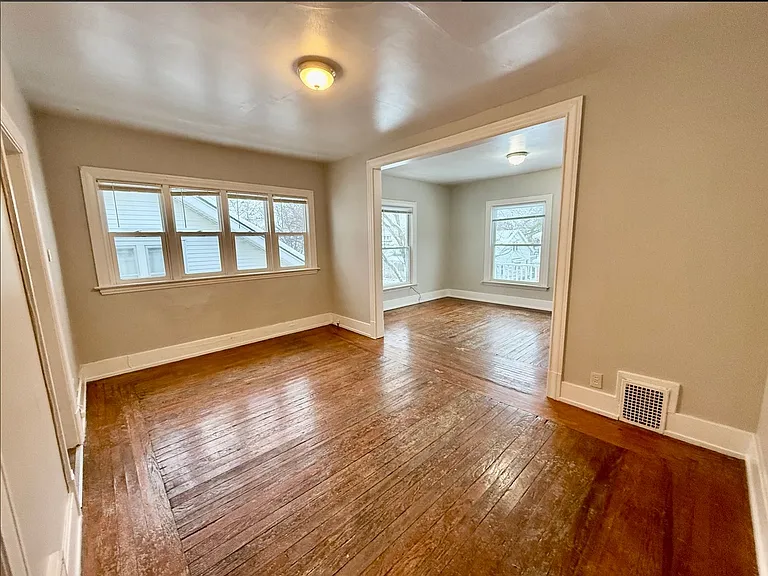 1013 Fremont Ave NW — Photo 4
