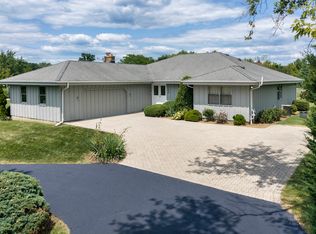 195 Clover Hill Ln, North Barrington, IL 60010