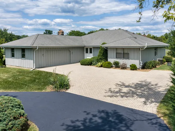 195 Clover Hill Ln, North Barrington, IL 60010