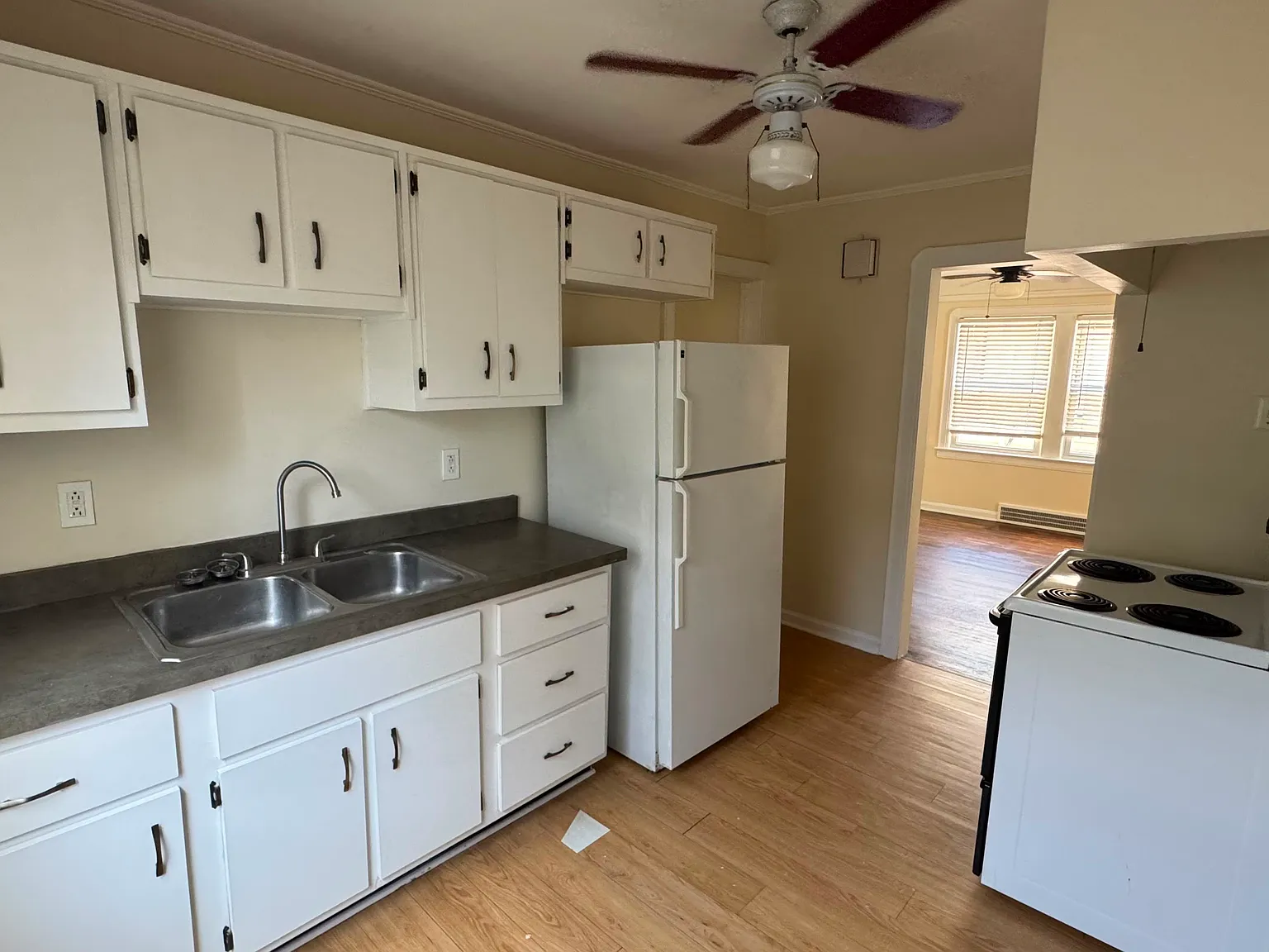 2 bed, 1000 sqft, $1,345 — Photo 2