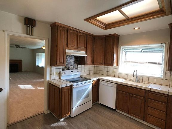 5th image of 987 Elizabeth Dr
