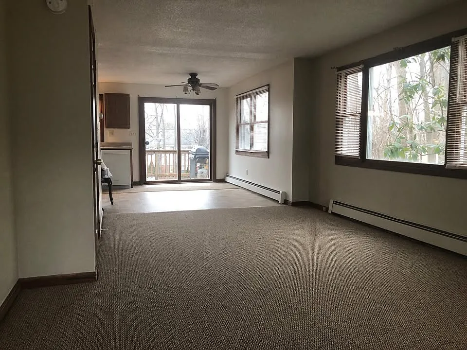 3 bed, 1.5 bath, 1600 sqft, $2,400 — Photo 3