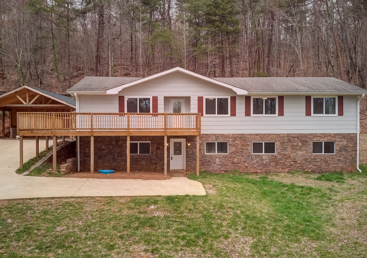 Spacious 5 Bedroom Home in Ooltewah with Basement & Workshop! — Photo 1