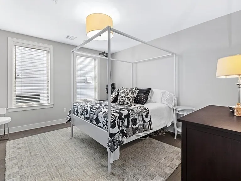 407 W 1st St #302 — Photo 10