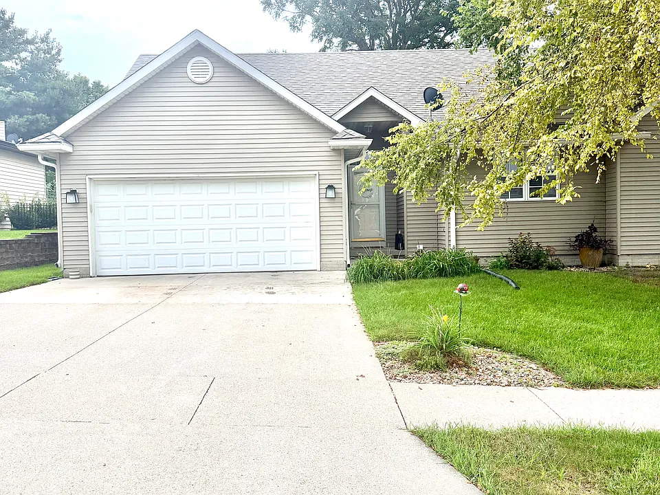 2202 Pinehurst Dr
