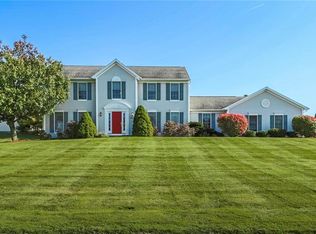 42 Edenfield Rd, Penfield, NY 14526