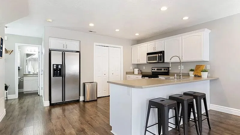 Modern End Unit Townhome with 1 Car Garage — Photo 4