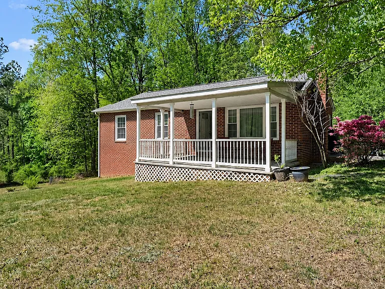 703 Oak Creek Rd — Photo 2