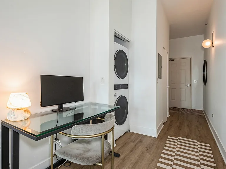 340 W Superior St #1112 — Photo 3