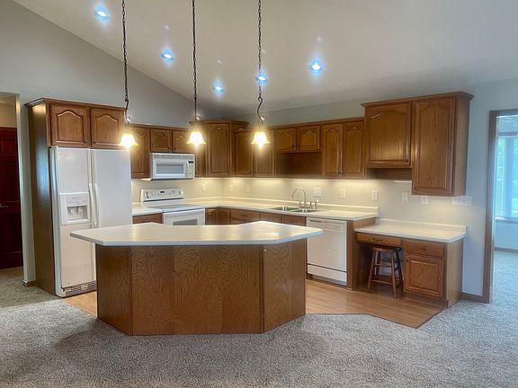 3rd image of 6439 Peak Ln