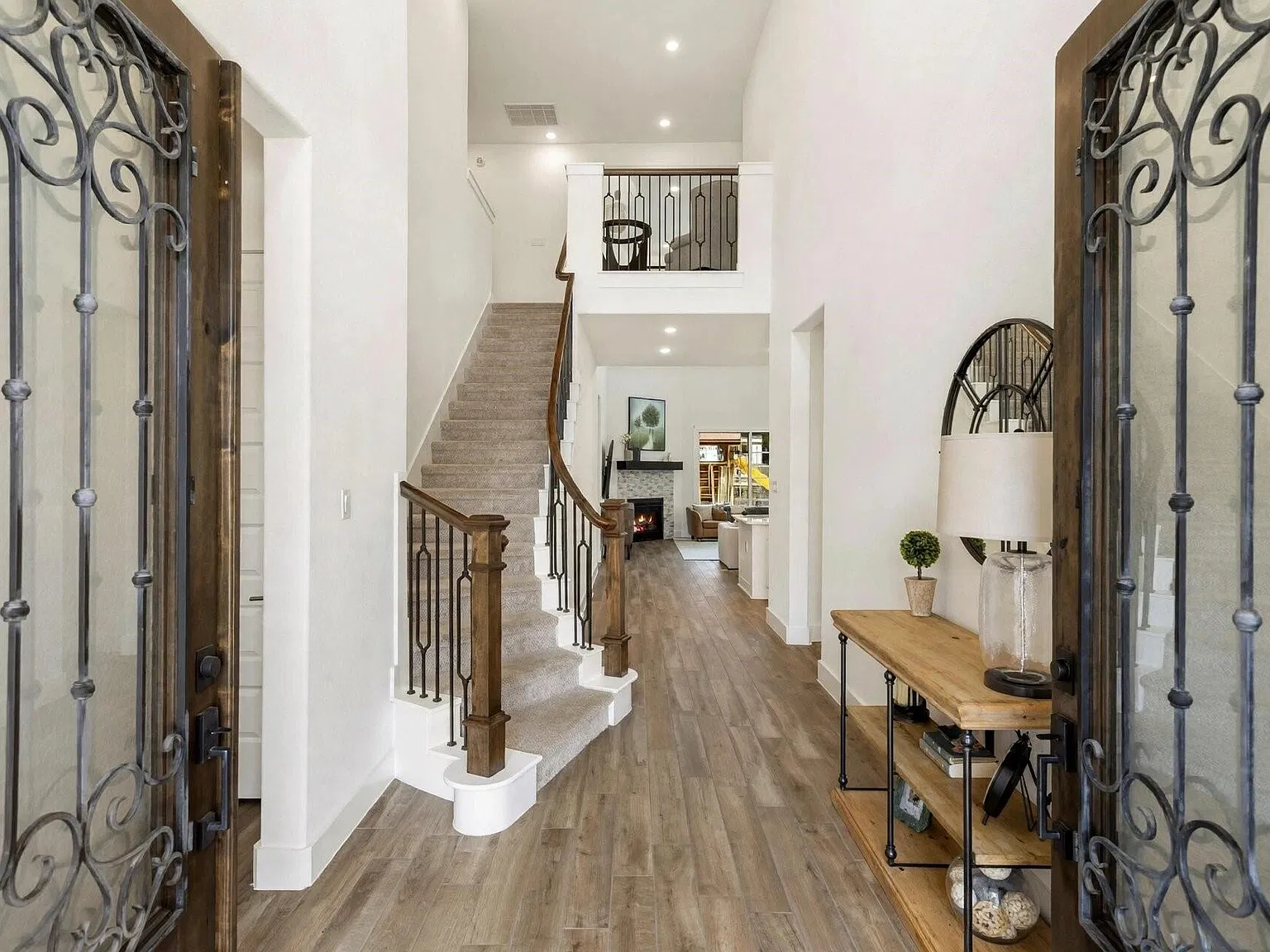 5 bed, 4.0 bath, 4190 sqft, $5,500 — Photo 2