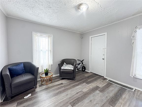 5th image of 64 Murray St